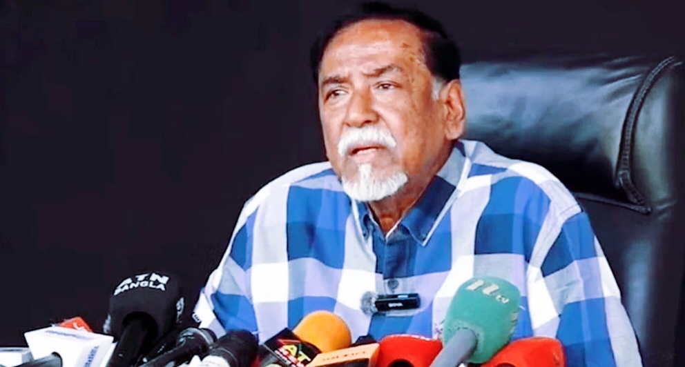 বিএনপি নেতা মেজর (অব.) হাফিজ উদ্দিন আহমদ প্রেস ক্লাবে বক্তব্য রাখছেন