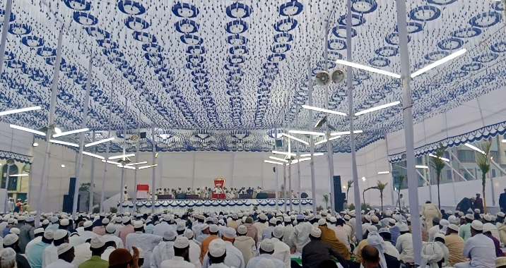 জামিয়াতু ইব্রাহীম মাদরাসায় দস্তারবন্দী সম্মেলনের প্যান্ডেলে উপস্থিত মুসল্লিরা