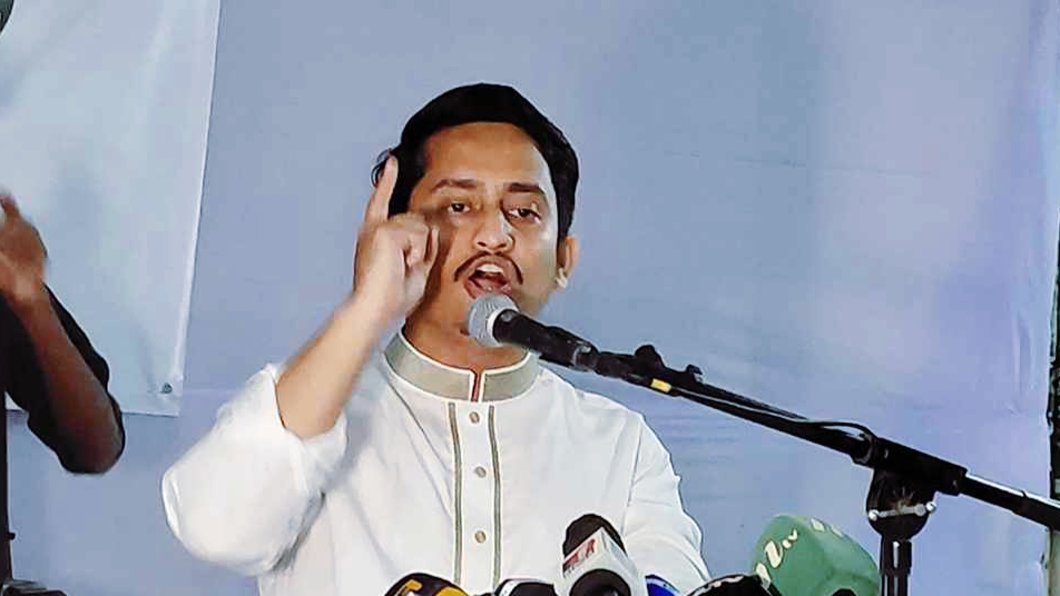 সারজিস আলম বক্তব্য দিচ্ছেন