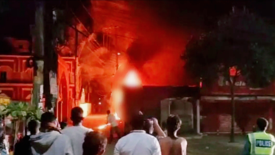 সিলেটে গাড়ি মেরামতকারখানায় ভয়াবহ আগুন