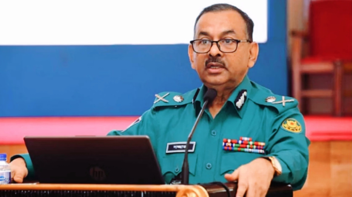 ডিএমপি পুলিশ গুলির নির্দেশনা দিচ্ছেন