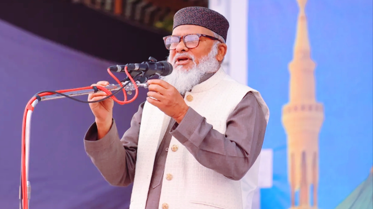 চরমোনাই মাহফিলে বক্তব্য দিচ্ছেন ধর্ম উপদেষ্টা খালেদ হোসাইন