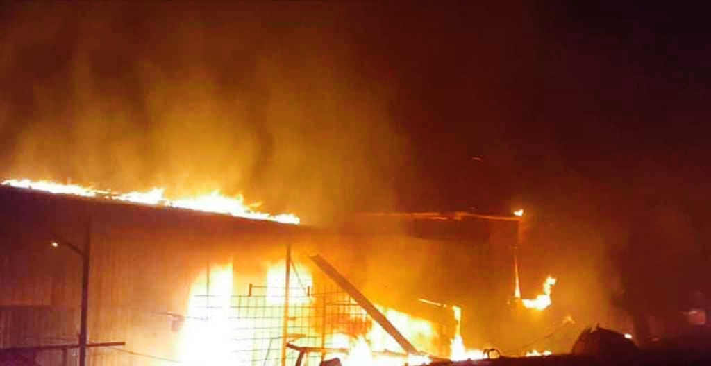 কারওয়ান বাজার রেলগেট এলাকায় আগুন