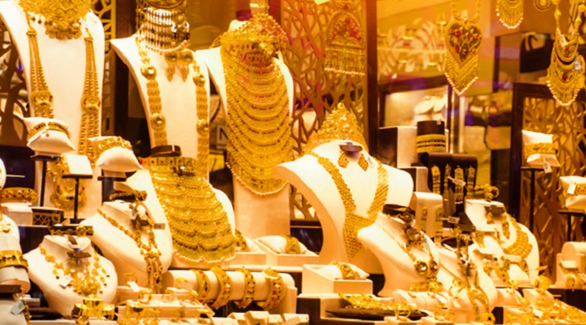 সাজানো স্বর্ণের গহনা, নতুন দামে বিক্রি