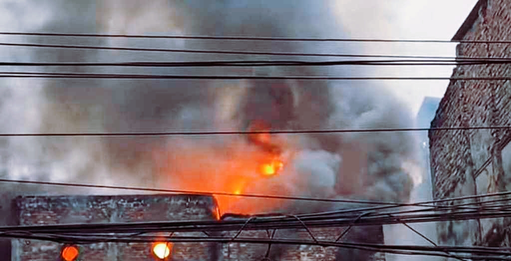 ঢাকার চকবাজারে আবাসিক ভবনে আগুন