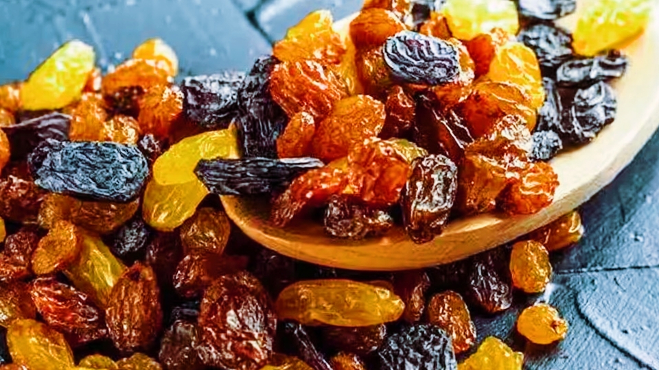 সোনালি এবং কালো কিশমিশের পুষ্টিগুণ তুলনা