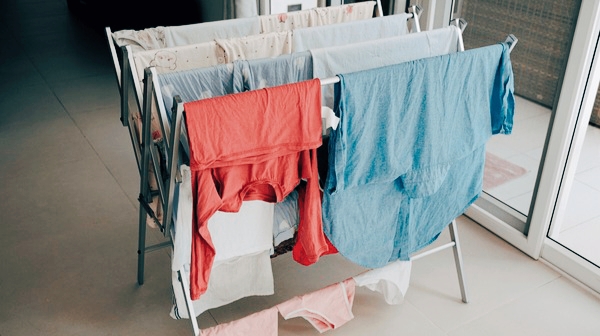 ঘরের ভেতর ভেজা কাপড় শুকানোর ঝুঁকি