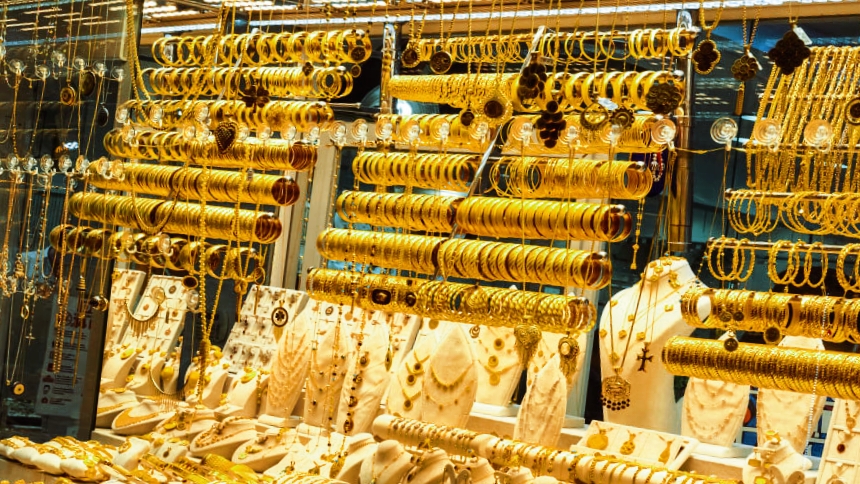 সোনার বার বা জুয়েলারি দোকানে সোনা বিক্রি হচ্ছে