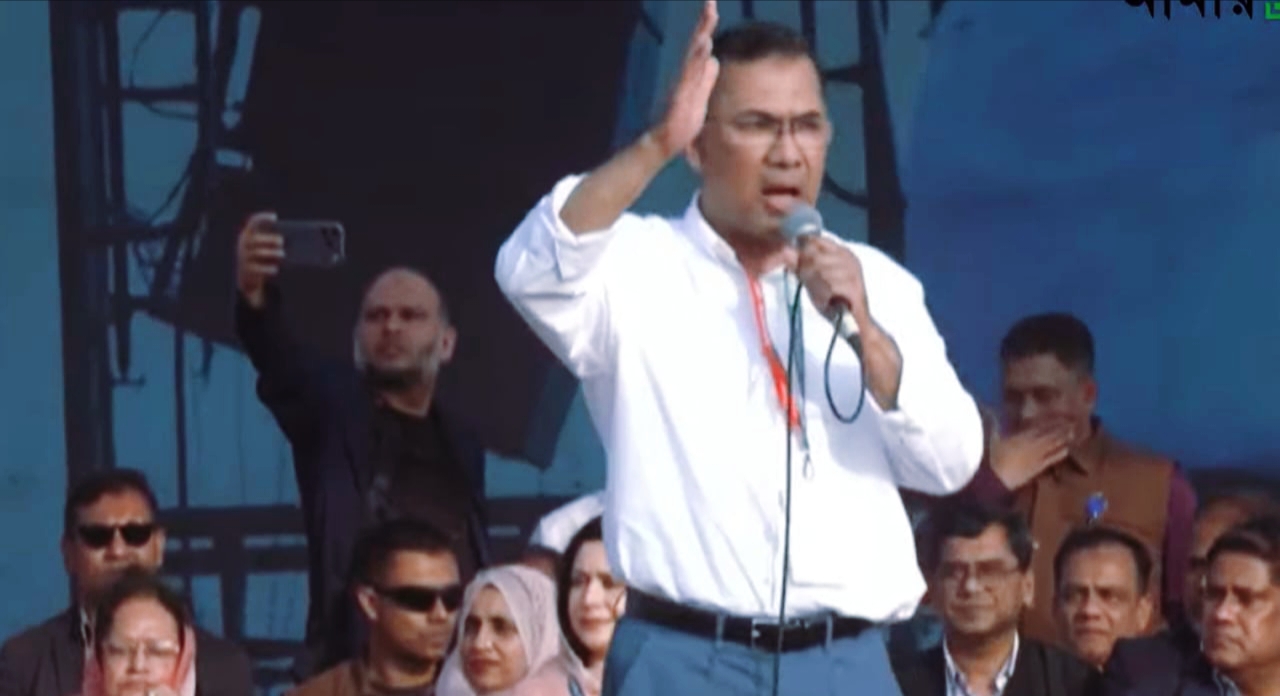 সিরাজগঞ্জের নির্বাচনি জনসভায় বক্তব্য দিচ্ছেন বিএনপি চেয়ারম্যান তারেক রহমান