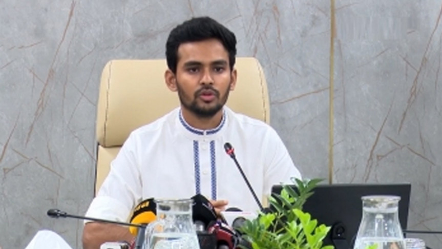 আসিফ মাহমুদ সজীব ভূঁইয়া মঞ্চে বক্তব্য দিচ্ছেন