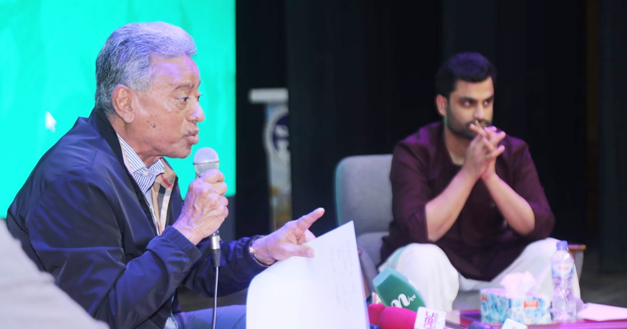 আমীর খসরু ক্রীড়াঙ্গন নিয়ে বক্তব্য দিচ্ছেন