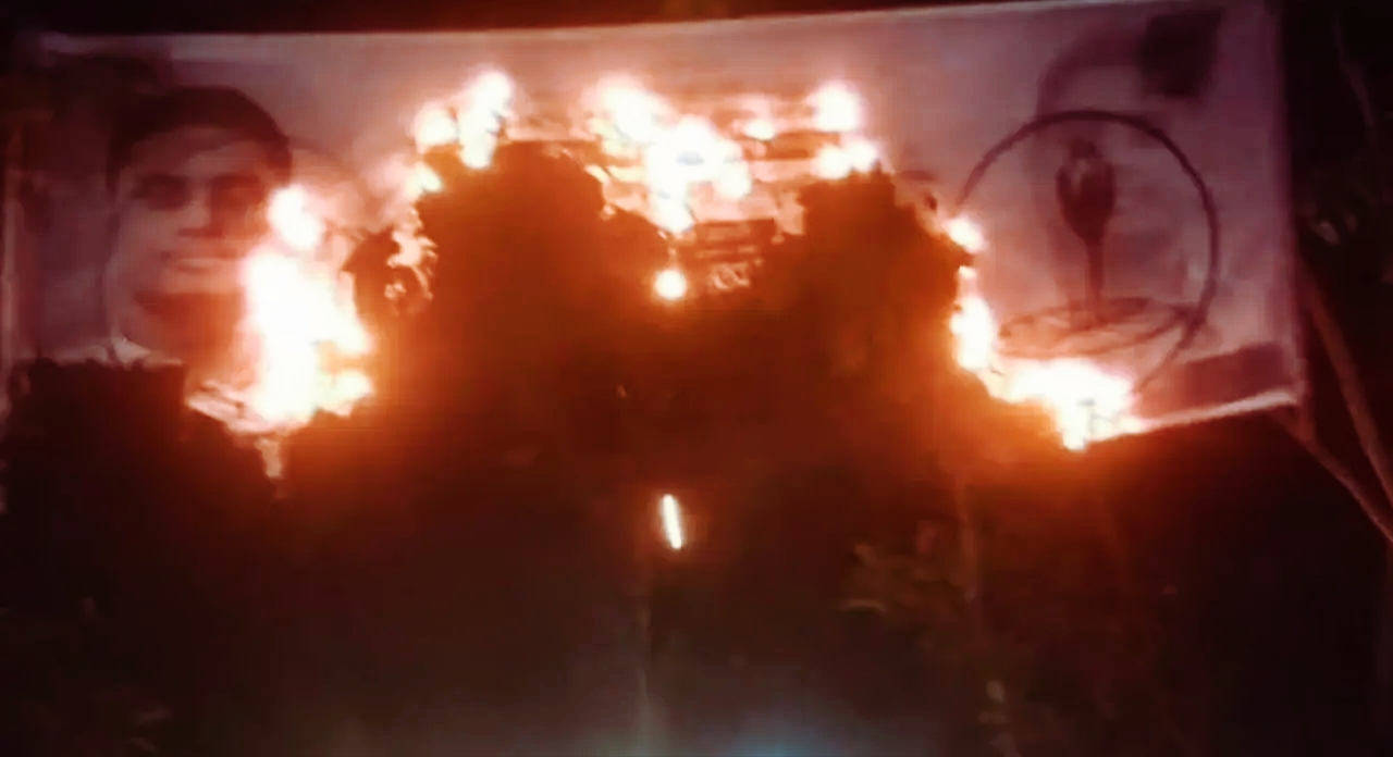 নির্বাচনী ব্যানারে আগুনের ছবি