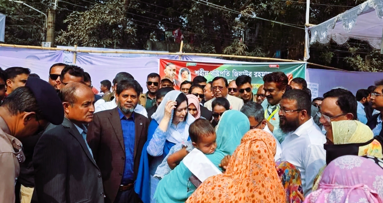 ডা. জুবাইদা রহমান সুবিধাবঞ্চিত শিশুদের হাতে বই বিতরণ করছেন