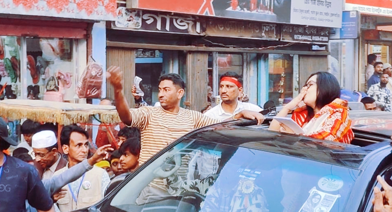 রুমিন ফারহানা ভোটারদের সঙ্গে উড়ন্ত চুমু বিনিময় করছেন