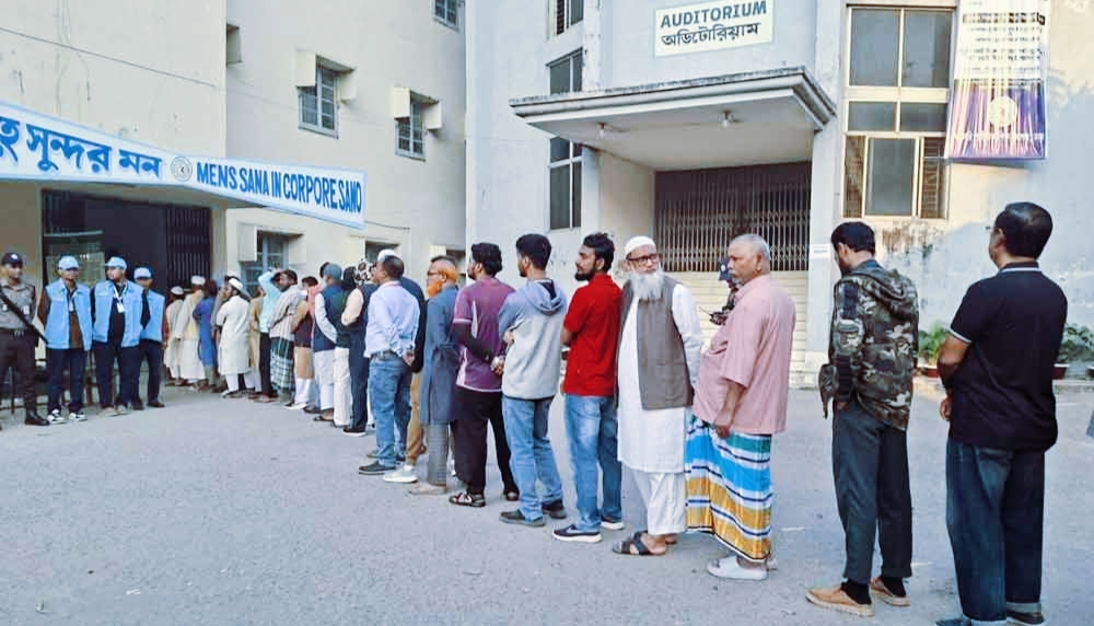 ভোটকেন্দ্রে ভোট দিতে লাইনে দাঁড়িয়ে আছেন ভোটাররা