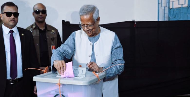 গুলশান কেন্দ্রে ভোট দিচ্ছেন ড. মুহাম্মাদ ইউনূস