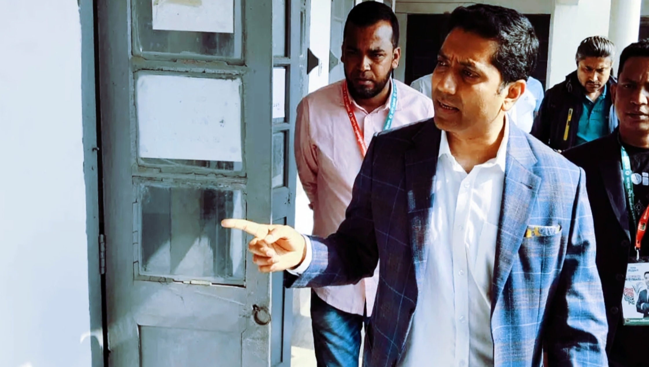 মোহাম্মদপুরে ভোটকেন্দ্র পরিদর্শন শেষে বক্তব্য দিচ্ছেন বিএনপি প্রার্থী ববি হাজ্জাজ