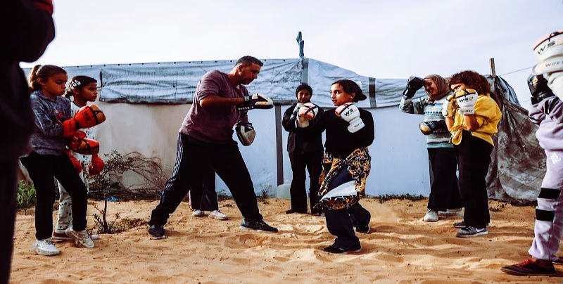 খান ইউনিসে অস্থায়ী বক্সিং রিংয়ে অনুশীলন করছে গাজার কিশোরীরা