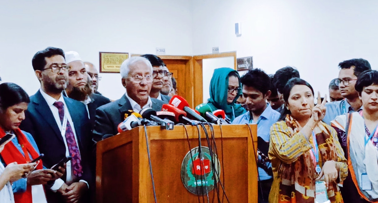 নির্বাচন ভবনে ব্রিফিং করছেন ইসি সচিব আখতার আহমেদ