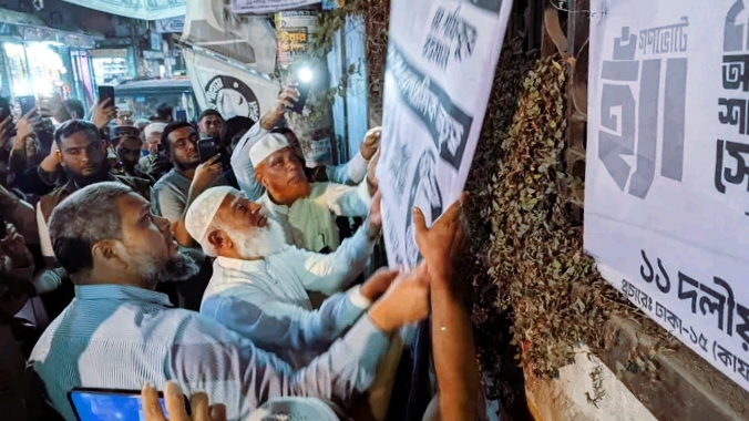 জামায়াত আমির নিজের হাতে পোস্টার সরাচ্ছেন