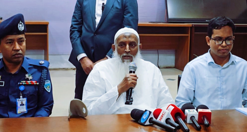 সাংবাদিকদের সঙ্গে কথা বলছেন ধর্মমন্ত্রী কায়কোবাদ