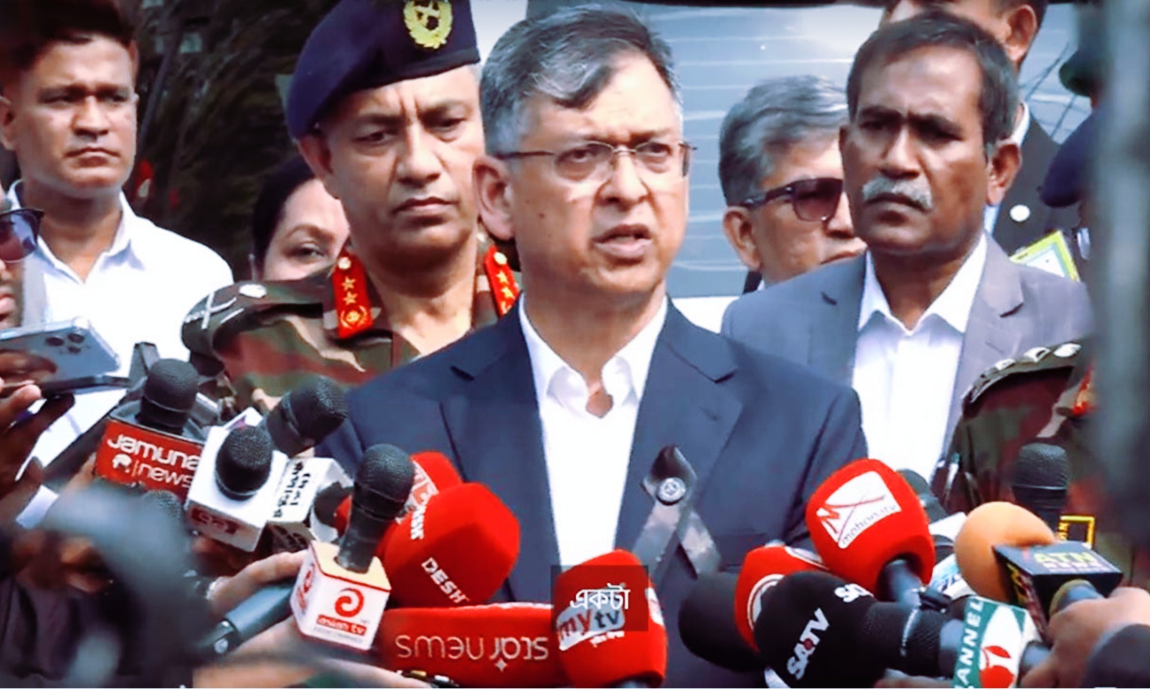 পিলখানা হত্যাকাণ্ডে শহীদ সেনা স্মরণে বনানী সামরিক কবরস্থানে অনুষ্ঠানের ছবি