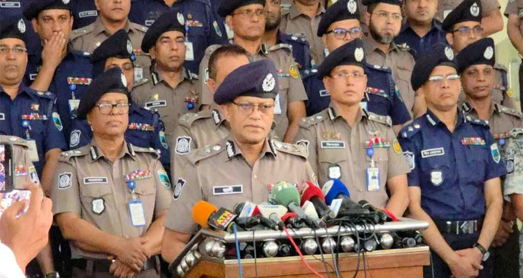 আইজিপি আলী হোসেন ফকির হত্যার বিচার নিয়ে বক্তব্য দিচ্ছেন রাজশাহীতে